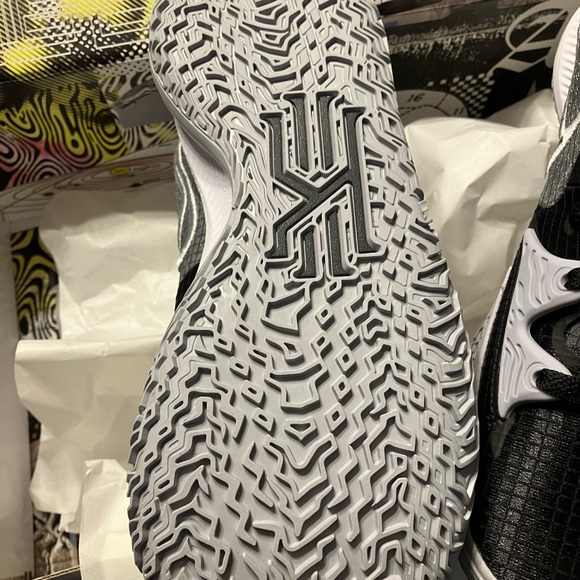 Nike Kyrie Low 4 TB Men’s Shoe - Picture 5 of 6